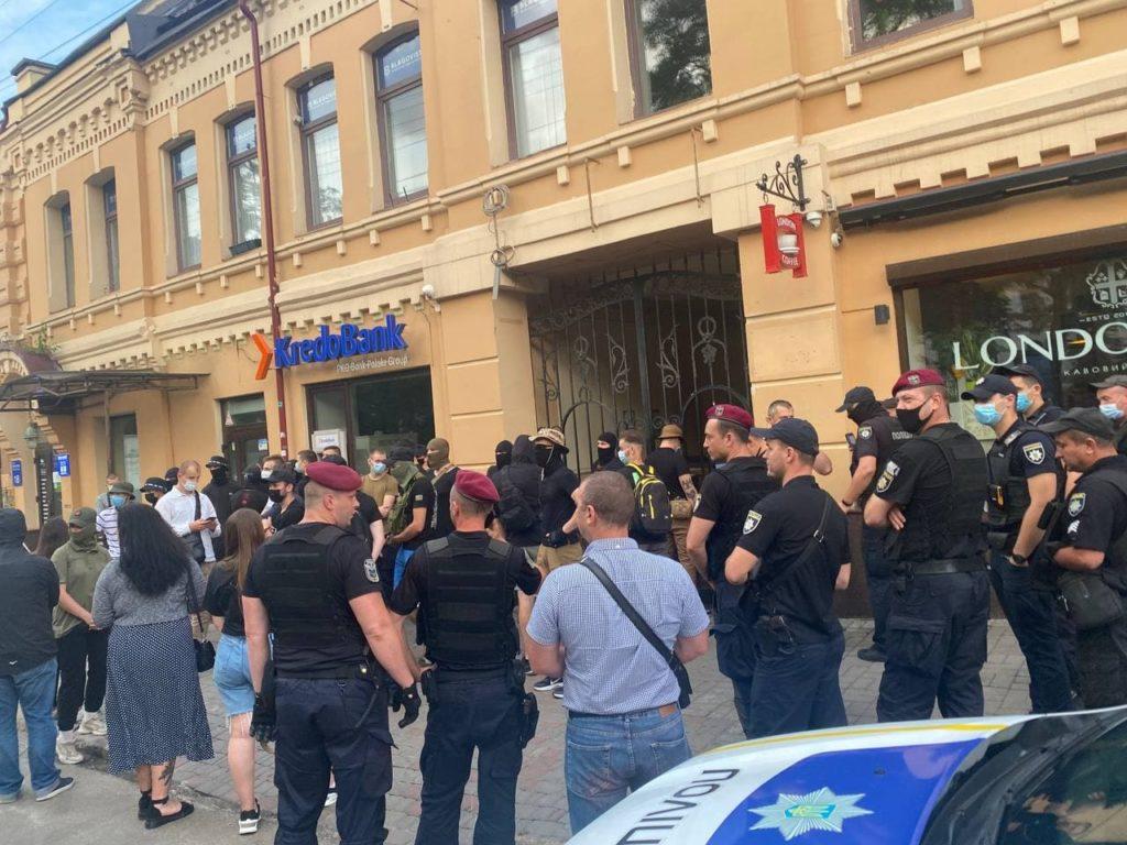 Праворадикали на чолі з Карасем в супроводі поліції блокують столичний бар «Хвильовий»