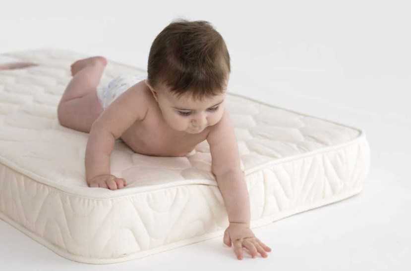 Правильный выбор детского матраса в кроватку новорожденного ребенка