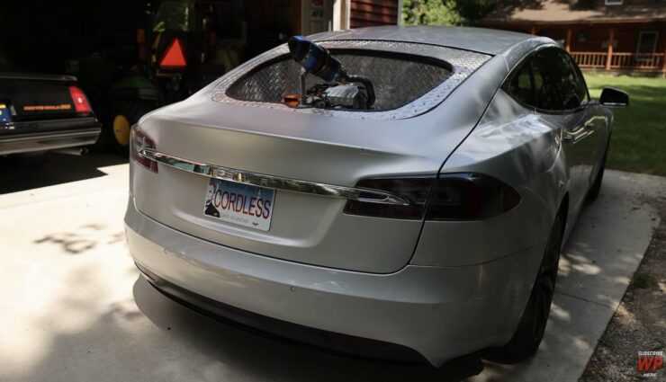 Долгая поездка на громкой Тесле: Model S проезжает 3000 км с генератором, не останавливаясь на зарядных станциях