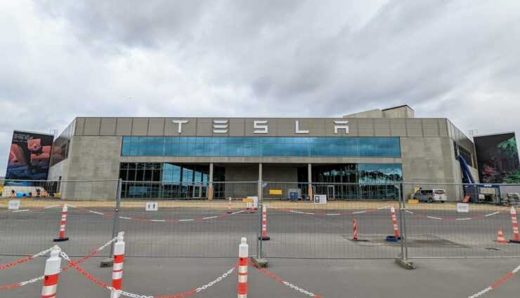 «Крупнейший проект после воссоединения»: 1000 бывших безработных получили работу в Tesla в Грюнхайде